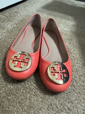 Woman’s Tory Burch Reva Poppy Coral Leather GOLD Logo Ballet Flat Shoe Size 7